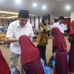 Wakil Gubernur Jawa Timur Emil Elestianto Dardak dan Wali Kota Kediri Vinanda Prameswati saat menyerahkan santunan kepada anak yatim. Foto: Ist.