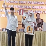 Pasangan Khofifah-Emil menunjukan nomor urut 1 yang resmi menjadi nomor urut mereka dalam pilgub Jatim 2018. Foto: DIDI R/BANGSAONLINE