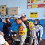 Petugas dari Polres Batu saat meninjau aktivitas di Terminal Dewi Sartika.