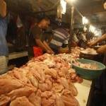 NAIK - Daging ayam, salah satu komoditas yang harganya terus naik. (syuhud/BANGSAONLINE)