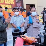 Kapolresta Sidoarjo Kombes Pol Sumardji menyerahkan barang bukti sepeda motor kepada korban. 