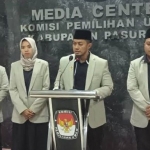 
Ainul yakin bersama para komisioner KPU Pasuruan.