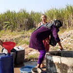 Dropping air bersih di salah desa terdampak kekeringan di Ngawi.