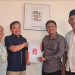 Aan Rochayanto ketua DPW PSI Jawa Timur menyerahkan surat tugas untuk H. Abdul Ghofur sebagai Bacabup Lamongan yang diwakili oleh Freddy Wahyudi