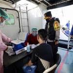 Kapolda Jawa Timur Irjen Nico Afinta saat melakukan pengecekan vaksinasi di atas kapal dan di dermaga, pada Selasa (3/8/2021). 