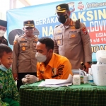 Kapolresta Sidoarjo, Kombes Pol Kusumo Wahyu Bintoro, saat meninjau giat vaksinasi untuk anak di MINU Ngingas Waru.