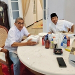 Bupati Pasuruan Irsyad Yusuf (kanan) bersama Kepala Biro HARIAN BANGSA Pasuruan, Supardi.