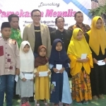 Bupati Pamekasan Baddrut Tamam juga memberikan santunan terhadap anak yatim di sela-sela acara launching Pamekasan Menulis.