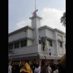 Warna biru bendera berhasil dirobek oleh pejuang Surabaya