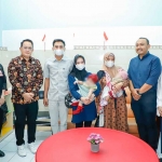 Pj Gubernur Jatim saat melepas kepulangan bayi kembar siam dari Ngawi di RSUD Dr Soetomo, Surabaya.