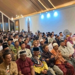 Ratusan relawan Mubarok memadati restoran Den-Bei yang terletak di Jalan Pungging, Kecamatan Kembangringgit, Kabupaten Mojokerto, Jumat (9/8/2024). Foto: Mohammad Sulthon Neagara/bangsaonline