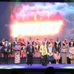 Jajaran komisaris dan direksi Petrokomia Gresik bersama para pemain teater Tabib Suci. Foto: SYUHUD/BANGSAONLINE