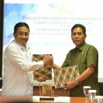 Rektor UTM Dr. Drs. Ec. Muh. Syarif, M.Si. (kiri) dan Kejari Bangkalan Emanuel Ahmad, S.H. menunjukkan dokumen MoU.