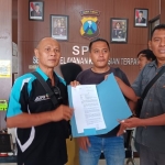 M Andi Fachrudin (tengah) saat membuat laporan di Mapolres Pasuruan