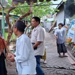 Ina Buchori ketika melayat ke rumah duka, M. Ridwan, salah satu anggota Linmas di Kelurahan Ketapang, Kecamatan Kademangan, Kota Probolinggo.