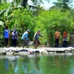 Pembenahan badan sungai di Sidoarjo yang ambrol sebagai upaya menjaga kualitas air.