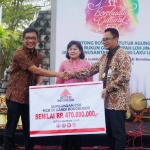 Direktur SDM dan Hukum Semen Indonesia, Ahyanizzaman (kiri) menyerahkan secara simbolis sumbangan CSR pembangunan MCK di Kawasan Candi Borobudur. foto: SYUHUD/ BANGSAONLINE