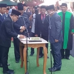 Bupati Anas saat menandatangani surat pelantikan.