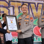 Representatif Museum Rekor Indonesia (Muri) Sri Widayati saat menyerahkan piagam penghargaan.
