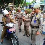 KENA RAZIA. Karena berada di luar kantor pada jam kerja, PNS ini dirazia petugas. foto : aries sugiarto/bangsaonline