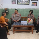 Kapolres Pasuruan, AKBP Jazuli Dani Iriawan, saat berkunjung ke kediaman anggota yang sedang sakit.