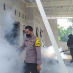 Petugas dari Polres Mojokerto Kota saat meninjau fogging dalam rangka mencegah DBD.