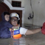 Direktur Utama PLN Prasodjo (kanan) ketika mengevakuasi seorang anak yang rumahnya terkena banjir di Perumahan Nasional 1 Kayuringin Jaya, Bekasi, Jawa Barat, Selasa (4/3/2025).