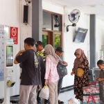 Suasana ruang tunggu di stasiun kereta api.