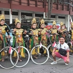 Ketua Kosti Kediri, Ardi (kanan) bersama Tim karnaval beregu putri di ajang karnaval Forda II Jatim. Foto: Ist
