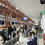 Suasana naik turun penumpang KA di Stasiun Kediri