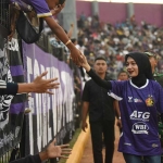 Wali Kota Kediri Vinanda Prameswati saat menyapa penonton di Stadion Brawijaya usai laga Persik Vs Asian Warriors FC. Foto: Ist. 