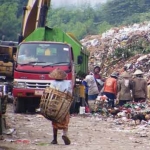 Truk sampah saat membuang sampah di TPA Ngipik. foto: SYUHUD/ BANGSAONLINE