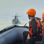 Petugas gabungan saat menyisir perairan lokasi nelayan asal Pulau Mandangin Sampang dilaporkan hilang