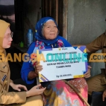 Wali Kota Kediri saat menyerahkan bantuan sosial rehabilitasi RTLH 2025 kepada Siti Alpin di Kelurahan Semampir. Foto: MUJI HARJITA/BANGSAONLINE