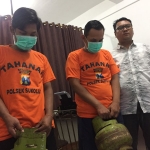Kedua pelaku yang diamankan Unit Reskrim Polsek Sukolilo saat dihadirkan beserta barang bukti