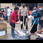 Ninik Sunarmi, Ketua KPU Kabupaten Kediri bersama aparat Kepolisian, Bawaslu dan tim pemenangan, saat membakar surat suara rusak, Selasa (8/12). foto: MUJI HARJITA/ BANGSAONLINE