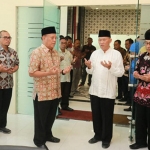 Bupati Fadeli saat doa sebelum masuk ruang kerja.