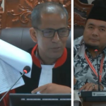 Prof.Dr.Saldi Isra, S.H. Ketua Sidang Pleno II PHPU Legislatif 2024 saat menunjukkan daftar hadir di TPS (kiri) dan Muhammad Afifuddin anggota komisioner KPU 2022-2027