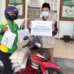 Satgas Covid-19 PWNU Jawa Timur memanfaatkan jasa ojek online (ojol) untuk mengirim paket ke alamat warga di Surabaya dan Sidoarjo. foto: istimewa