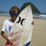 Dani Wijayanto, pesurfer muda yang pernah menjuarai International Surfing Competition di pantai Pulau Merah tahun 2013.Bakal meenjadi atlet andalan masa depan. foto:franciscus wawan slamet/bangsaonline