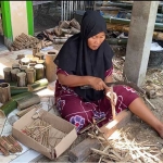 Raminah, salah satu warga Dusun Dukuhan, Kelurahan Kebonsari, saat sedang memproduksi tusuk sate.