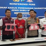 EDP, tersangka pengedar sabu saat dihadirkan dalam konferensi pers yang digelar Polres Pasuruan Kota.