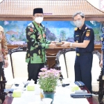 CENDERA MATA: Bupati Ahmad Muhdlor didampingi Wabup Subandi saat bertemu Kanwil Bea dan Cukai Wilayah Jatim I, Selasa (24/8/2021).