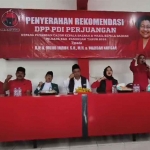 Penyerahan rekom dari DPP PDIP kepada Gus Mujib-Ning Wardah untuk Pilkada 2024 di Kabupaten Pasuruan.