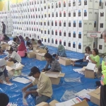 Ratusan warga Jombang yang didominasi emak-emak, saat sibuk melipat kertas.