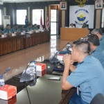 Suasana review laporan keuangan semester II Tahun Anggaran 2019 bersama tim dari Inspektorat Jenderal TNI AL (Itjenal), bertempat di Gedung Candrasa Markas Koarmada II pada Senin (6/1).