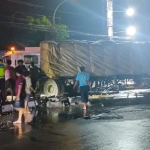 Truk troton yang terhenti usah menabrak pembatas jalan di timur Jembatan Widang