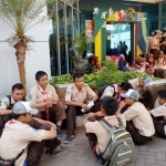 Puluhan Siswa SMK Negeri 1 Singgahan terlantar di depan Kantor Bank Negara Indonesia (BNI) Cabang Tuban, Kamis (16/8).