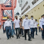 Menteri Perhubungan Budi Karya Sumadi saat melakukan tinjauan ke Pelabuhan Tanjung Priok, Jakarta.