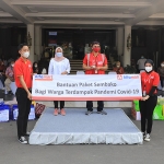 Bagian dari delapan perusahaan yang datang untuk menyerahkan bantuan di Balai Kota Surabaya. (foto: ist)